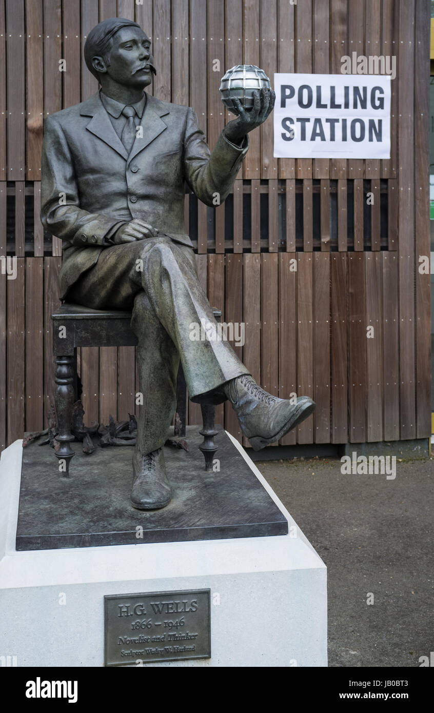 Woking, UK. 8th June 2017. Polling station at the Lightbox gallery in Woking with statue of H.G. Wells. Jason Wood/Alamy Live News Stock Photo