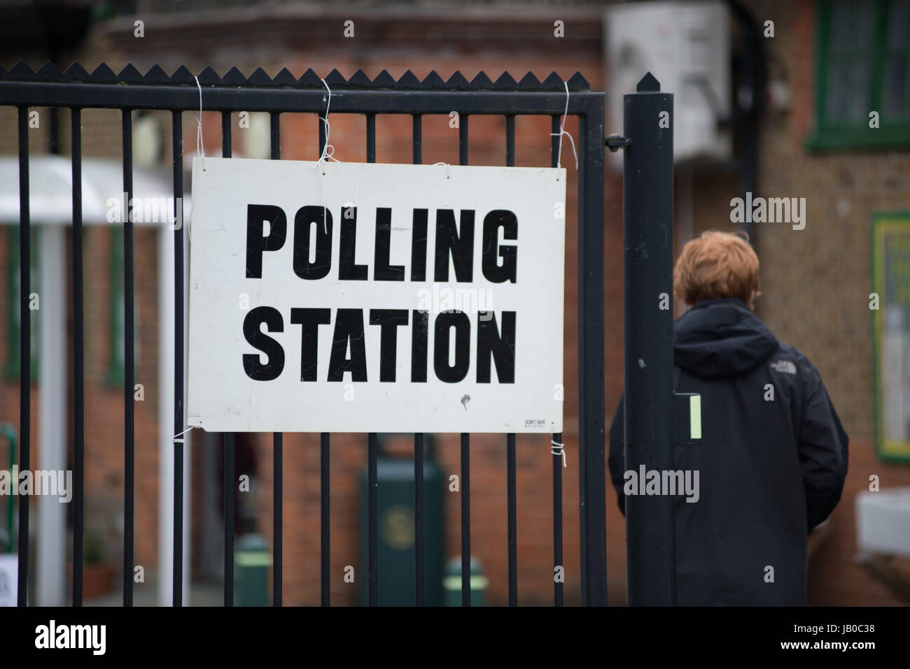 Welyn Garden City, UK. 8th Jun, 2017. Voters in Welyn Garden City, England, took to the polls to cast their votes in the UK General Election. A voter entering the polling station at Peartree Primary School. Credit:  Andrew Steven Graham/Alamy Live News Stock Photo