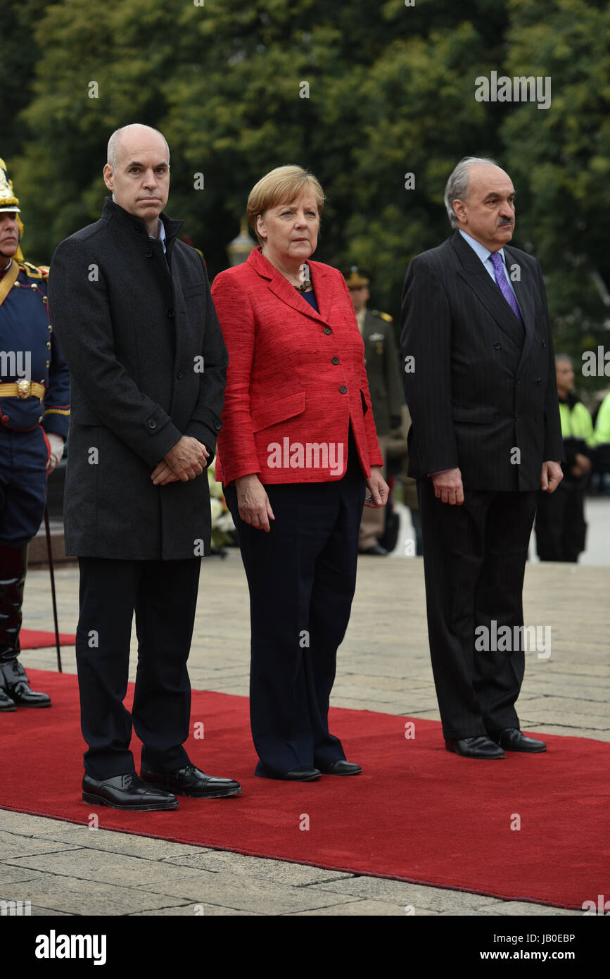 Buenos Aires, Argentina. 8th June, 2017. Chancellor of Germany Angela Merkel (C), the Mayor of Buenos Aires Horacio Rodriguez Larreta (L) and the Vice Minister of foreign affairs Pedro Villagra Delgado (R) during a wreath-laying ceremony at the Plaza San Martin square in Buenos Aires, Argentina. Credit: Anton Velikzhanin/Alamy Live News Stock Photo