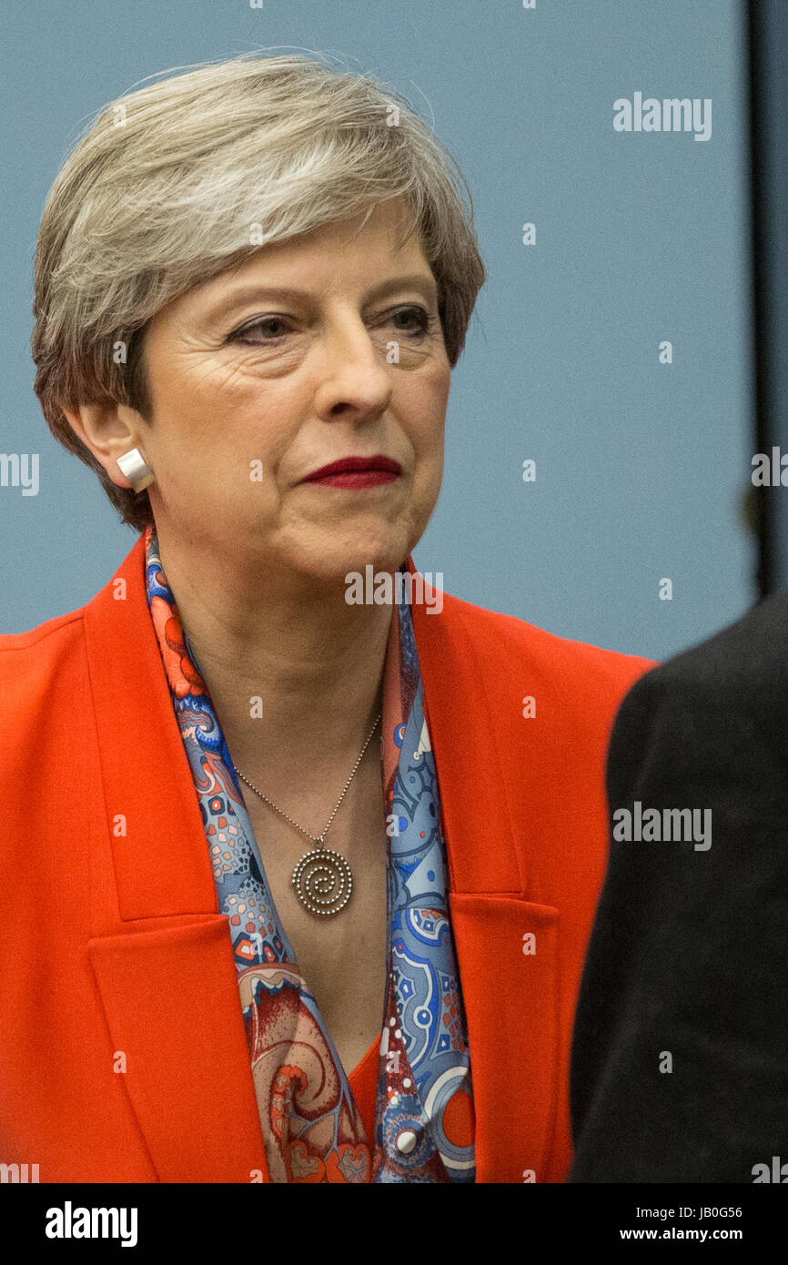 maidenhead-uk-9th-june-2017-theresa-may-arrives-at-the-count-for