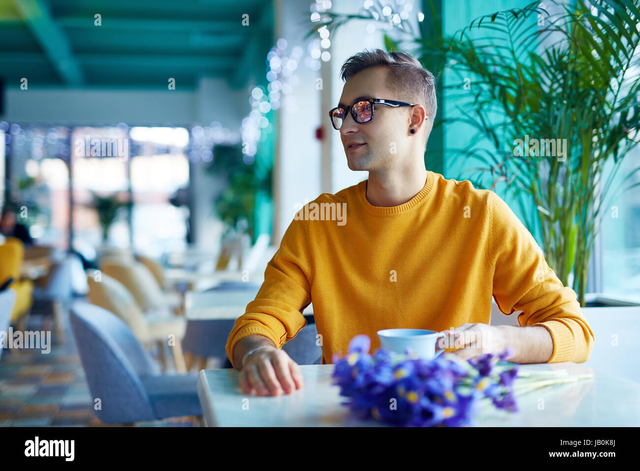 Blind date cafe hi-res stock photography and images - Alamy