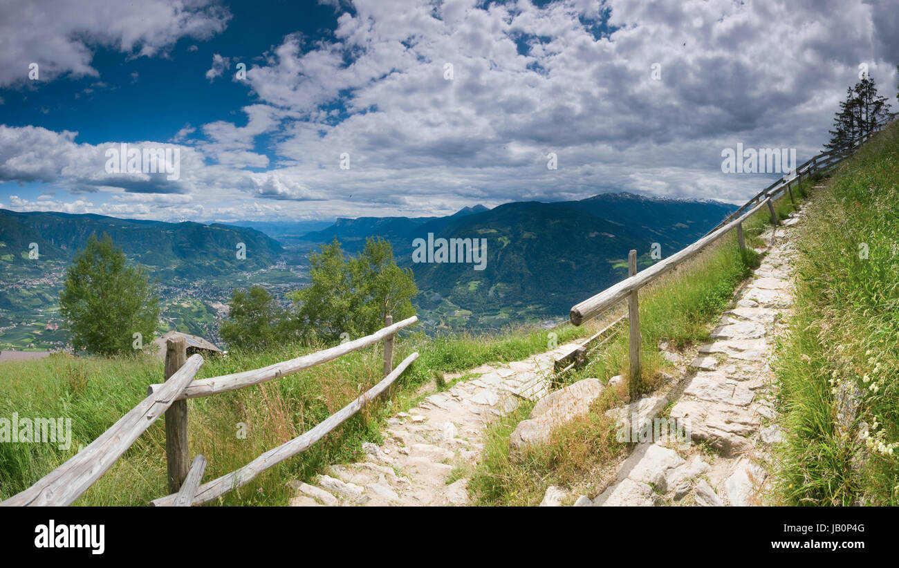 Panorama-Ansicht auf das Meraner Tal vom Standpunkt auf dem Meraner Höhenwanderweg zwischen der Seilbahn-Bergstation Hochmuth und dem Berg-Gasthof Talbauer Stock Photo