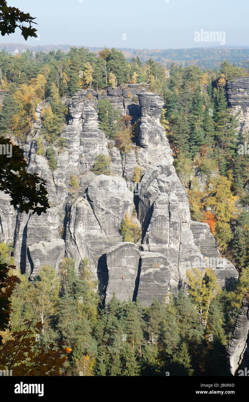 Bizarre Felsenwelt in der Sächsischen Schweiz in Sachsen, Deutschland; ein sonniger Herbsttag Bizarre rocks world in the Saxon Switzerland in Saxony, Germany; a sunny day in autumn Stock Photo
