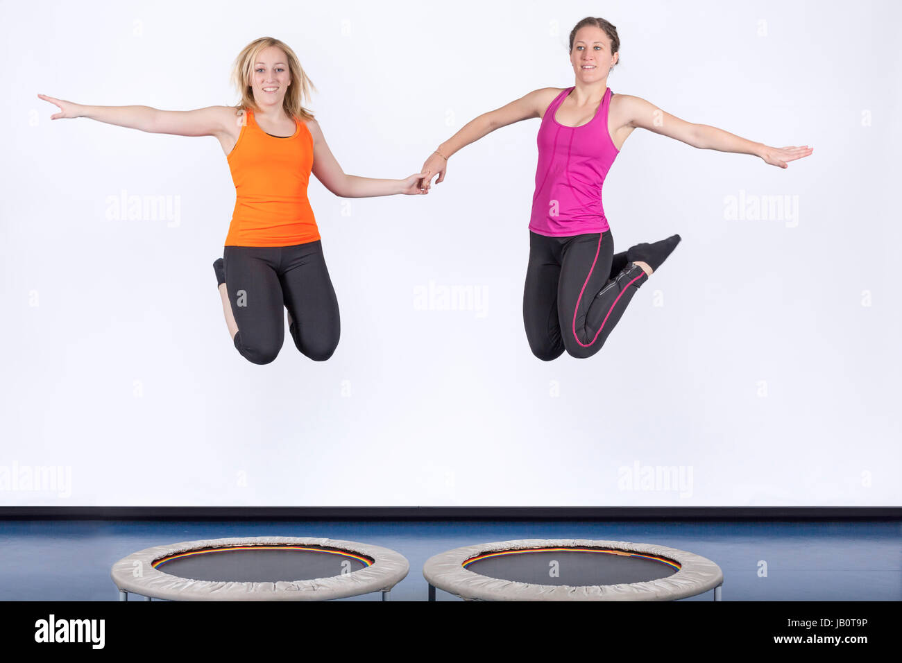 zwei Sportlerinnen springen auf Minitrampolin Stock Photo