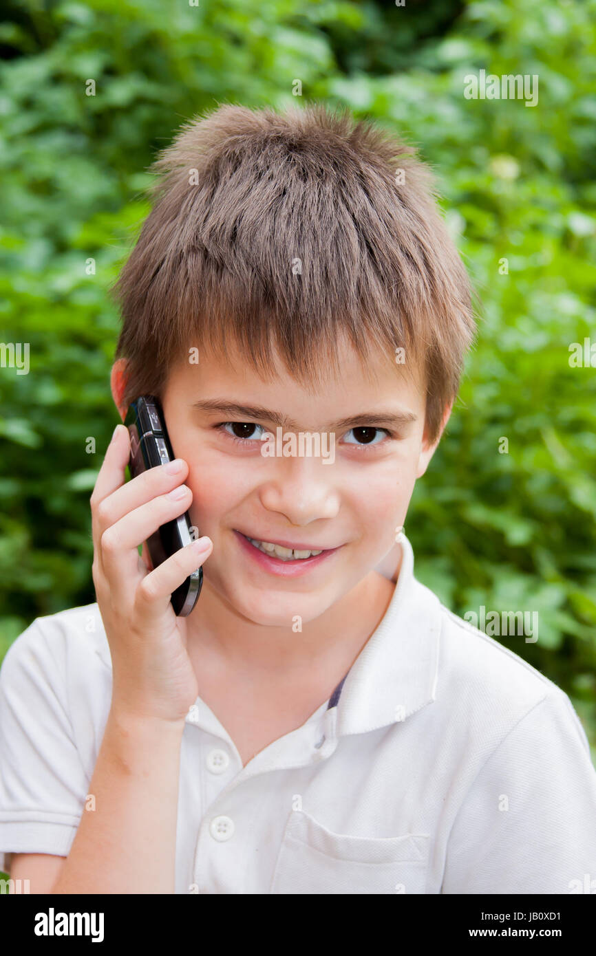 Включи телефон мальчик. Мальчик с телефоном. Школьник с телефоном. Топ смартфонов для школьника. Лицо мальчика с телефоном.