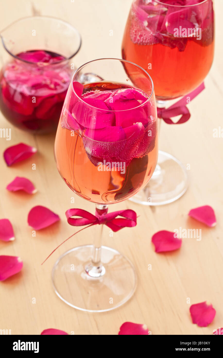 Cocktail mit Rosensirup und frischen Rosenblueten Stock Photo