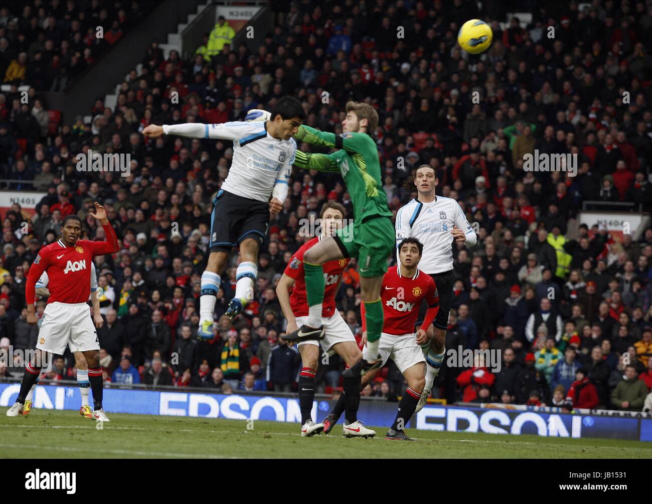 LUIS SUAREZ MISSES HIS EQUALIS MANCHESTER UNITD V LIVERPOOL OLD TRAFFORD MANCHESTER ENGLAND 11 February 2012 Stock Photo