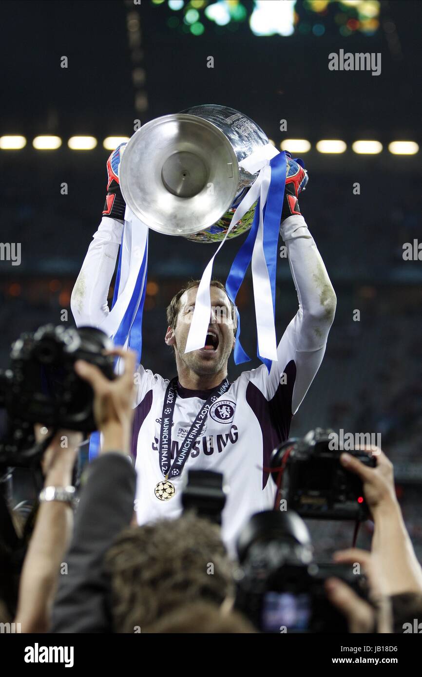 PETR CECH WITH THE TROPHY BAYERN MUNICH V CHELSEA FC ALLIANZ ARENA MUNICH GERMANY 19 May 2012 Stock Photo