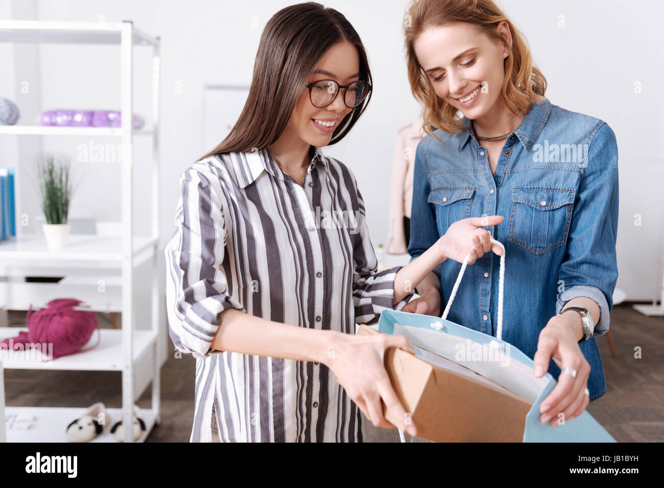 Packing a box hi-res stock photography and images - Alamy