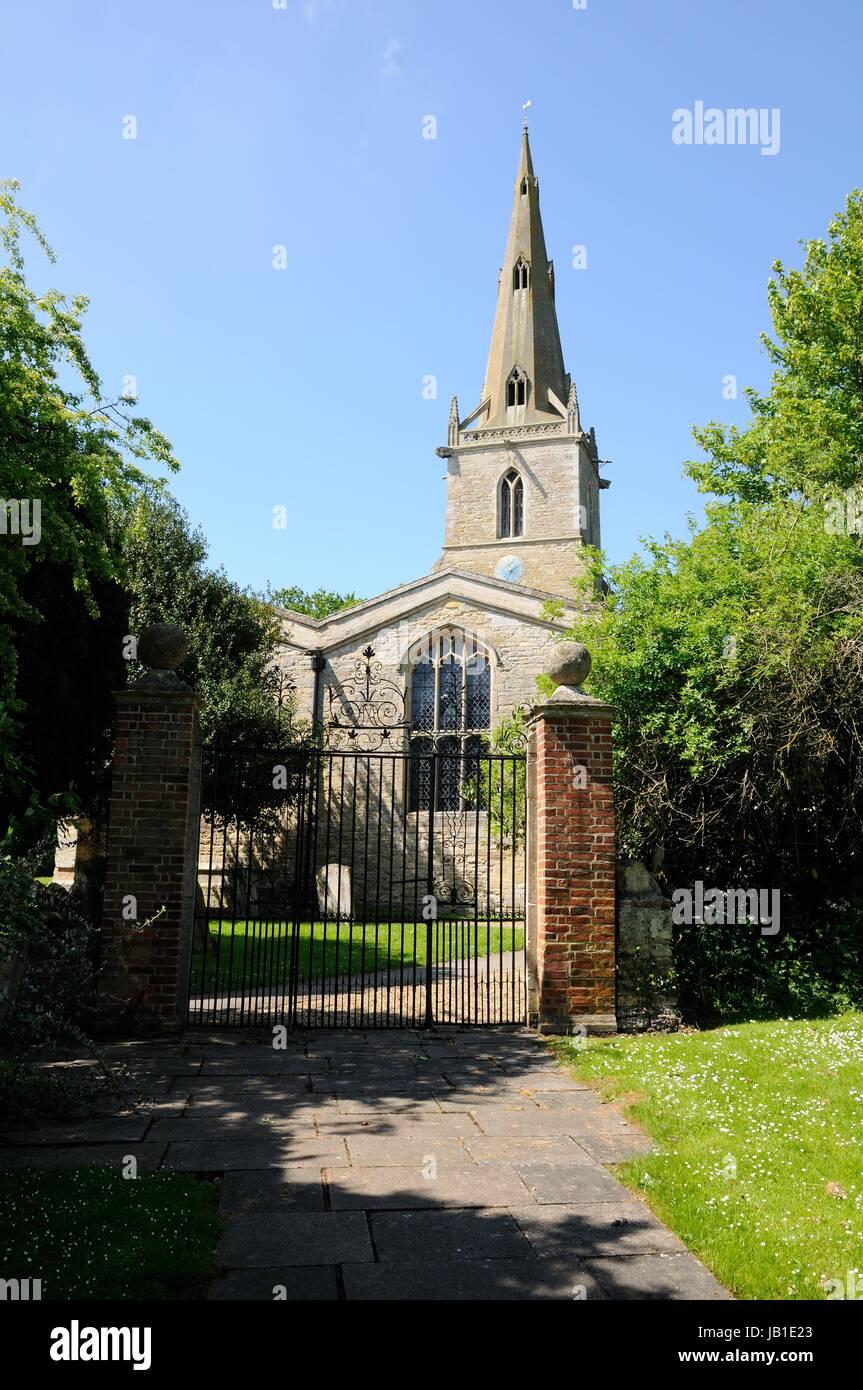 Iron gates leading to St Peters Church, Sharnbrook, Bedfordshire, from St Peters Close Stock Photo