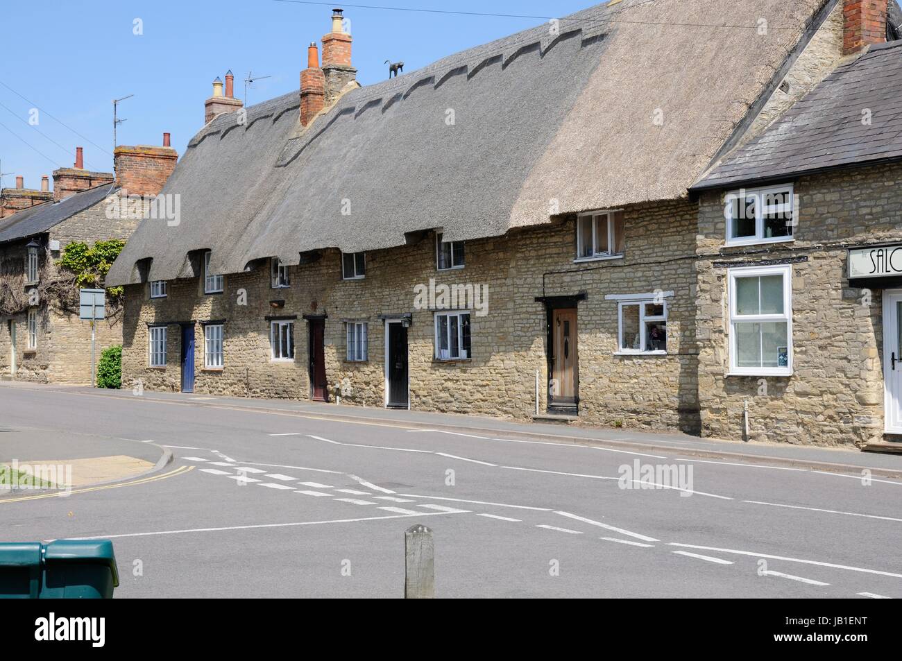 Cottages in the High Street, Sharnbrook, Bedfordshire Stock Photo