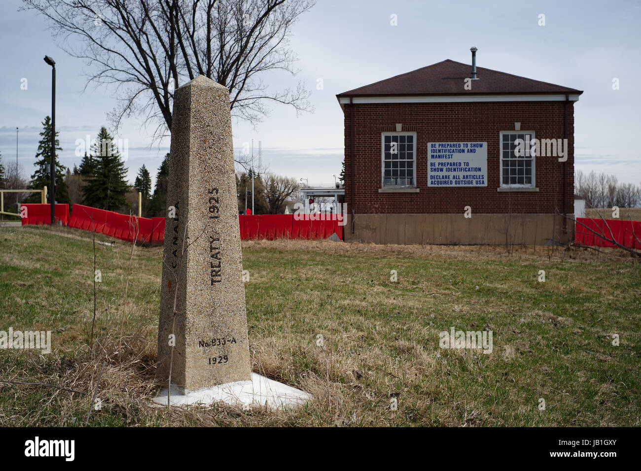 Usa canada border monument hi-res stock photography and images - Alamy