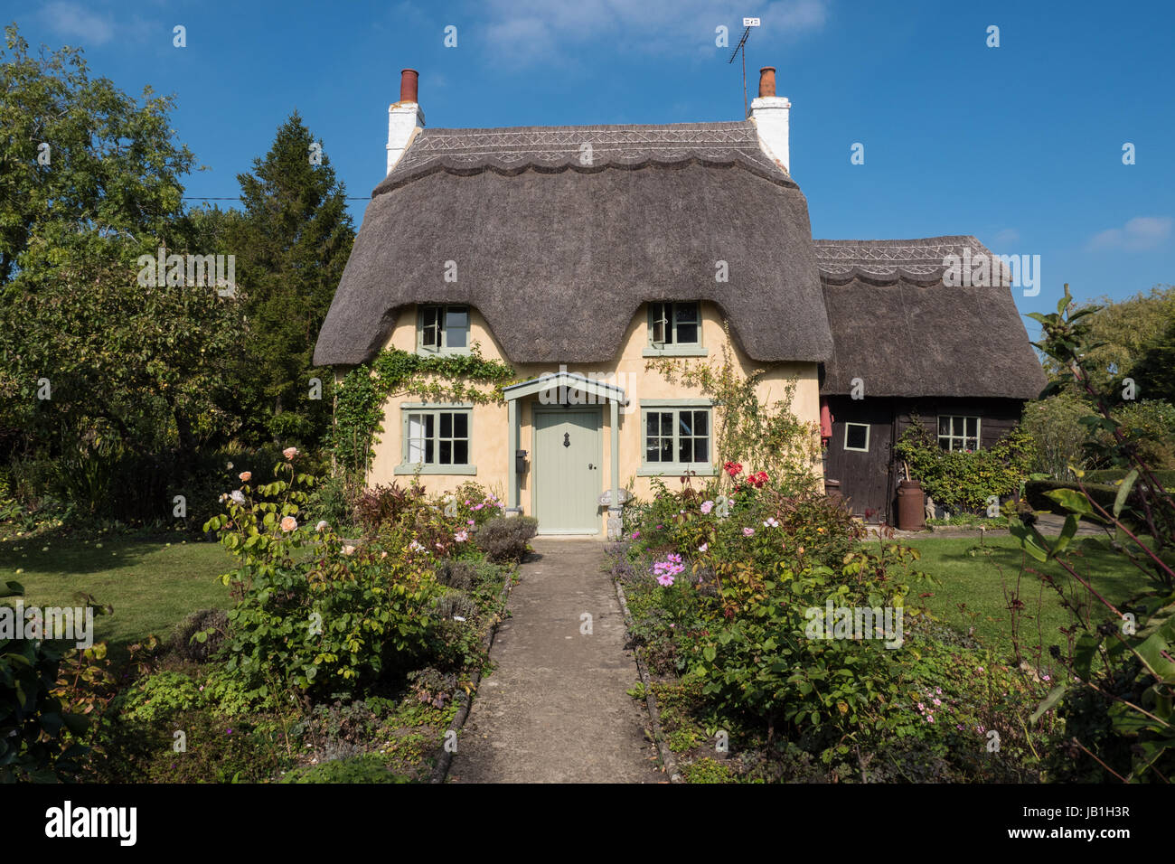 Thatched country cottage in the village of Honington, Warwickshire ...