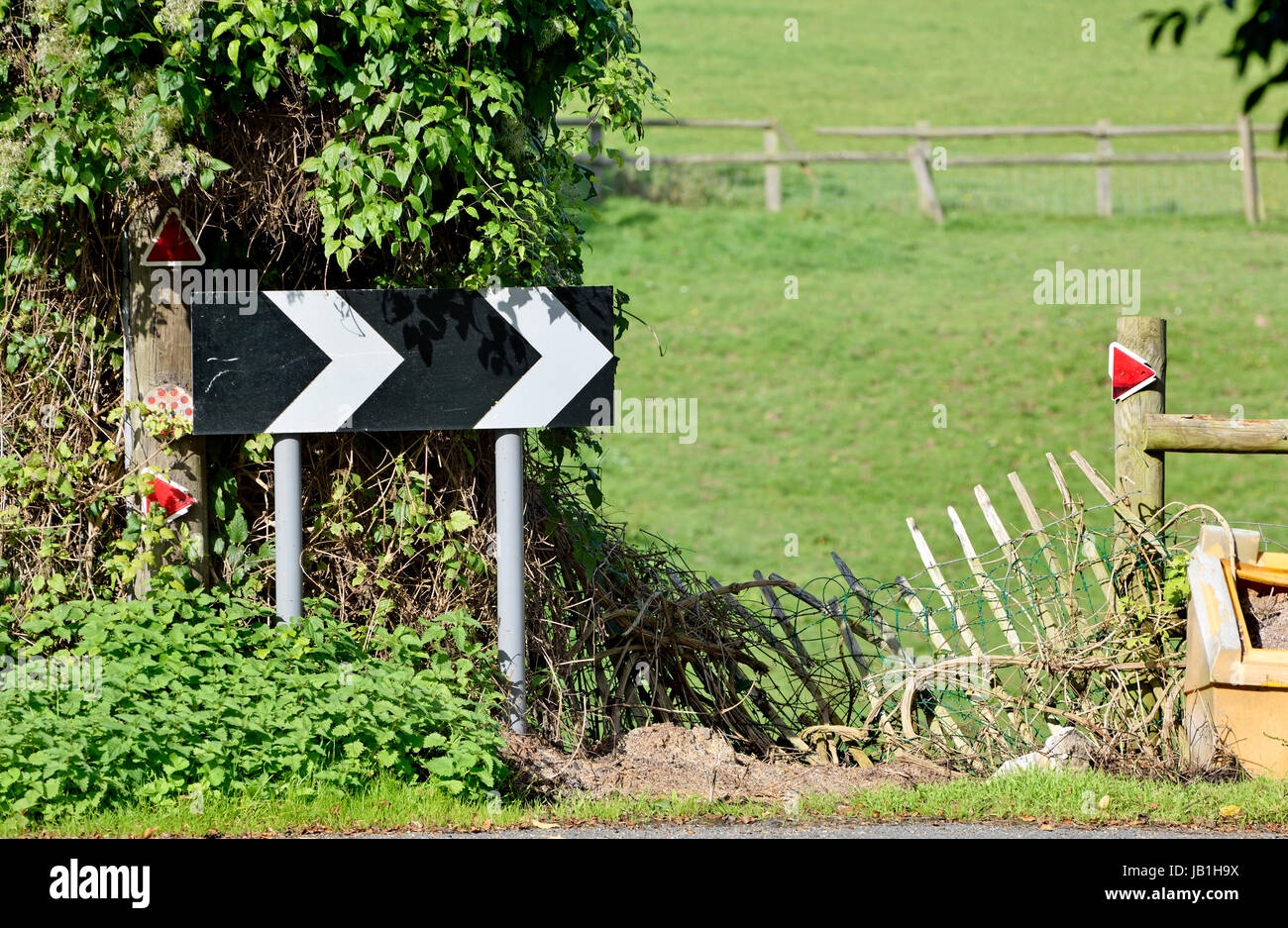Boughton Monchelsea village, Kent, England. Chevron traffic sign in the countryside - sharp corner turning right Stock Photo
