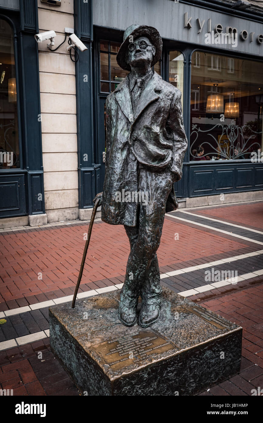 Statue of James Joyce in earl Street Dublin, Irish Republic Stock Photo ...