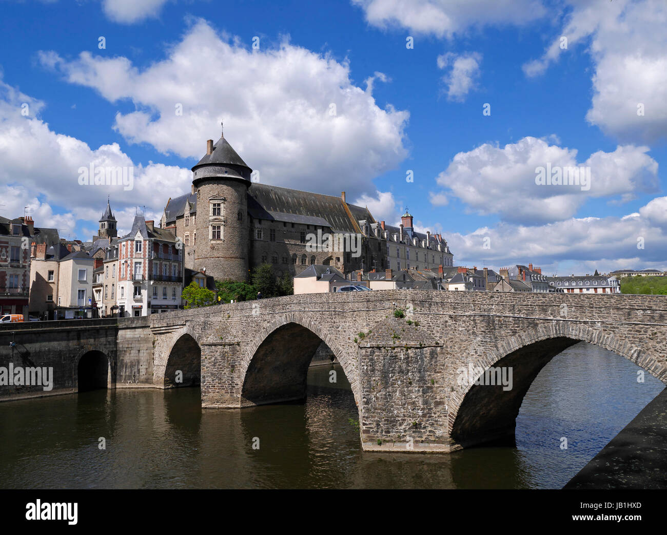 Mayenne city castle river la hi-res stock photography and images - Alamy