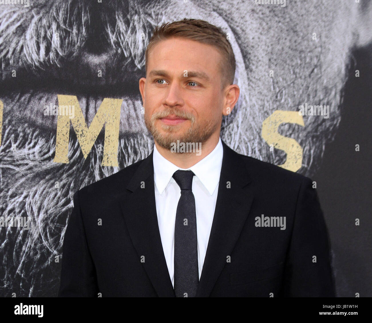 Король артур гай ричи. Чарли ханнэм меч короля артура. Pair of kings cast. Артур 2004 гвиневра. Меч короля артура прическа главного.