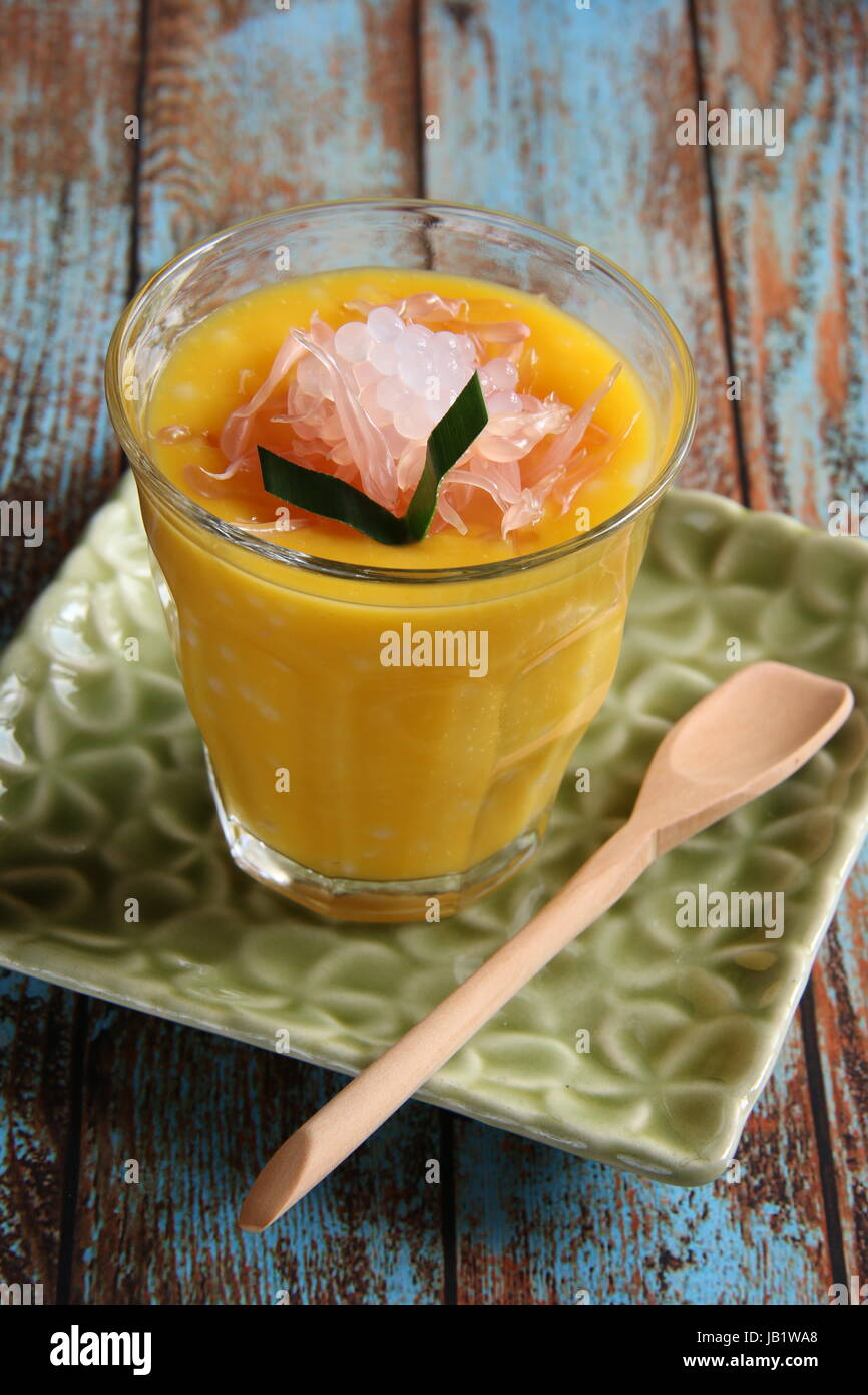Chilled Dessert of Mango, Pomelo and Sago Stock Photo Alamy