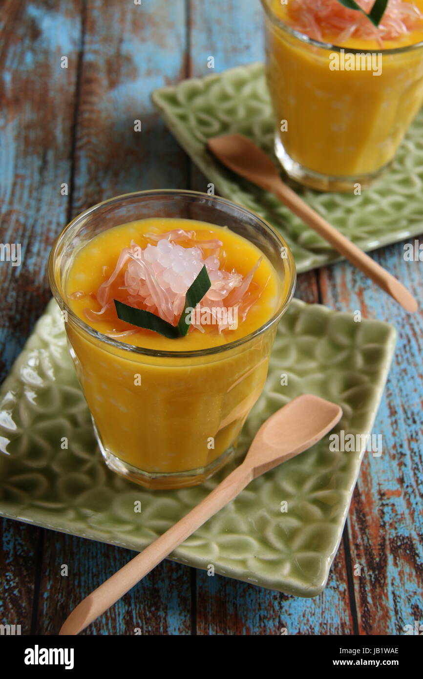 Chilled Dessert of Mango, Pomelo and Sago Stock Photo Alamy