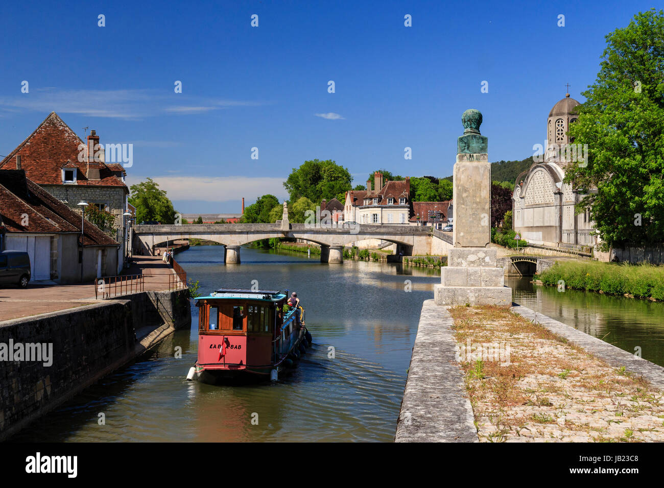 France, Nièvre (58), Clamecy, le canal du nivernais rejoint l'Yonne, à droite l'église Notre-Dame-de-Bethléem // France, Nievre, Clamecy, the Canal du Stock Photo