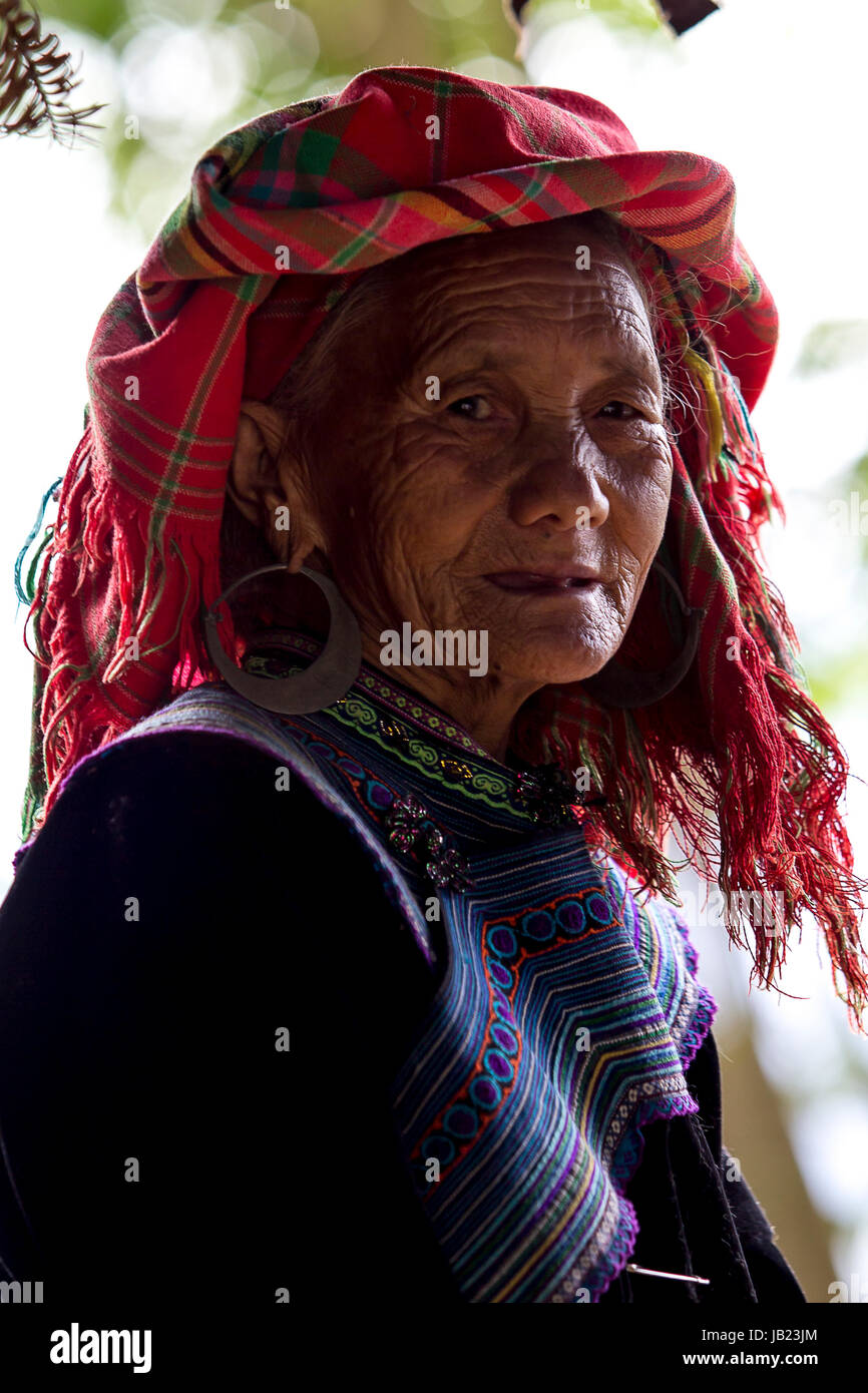 Vietnamese hill tribe woman hi-res stock photography and images - Alamy