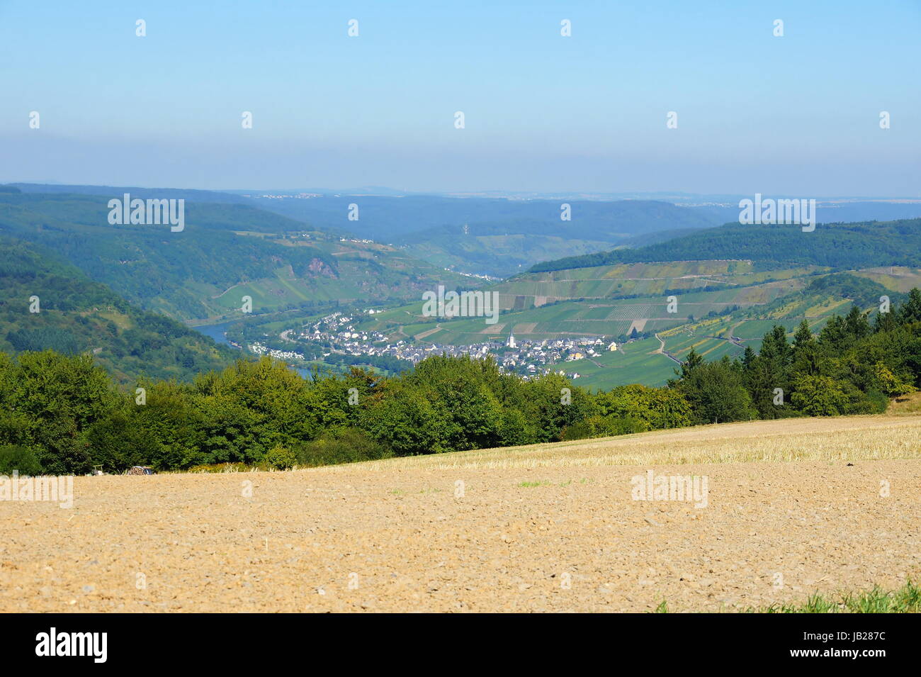 Enkirch an der Mosel aus dem Hunsrück gesehen Stock Photo