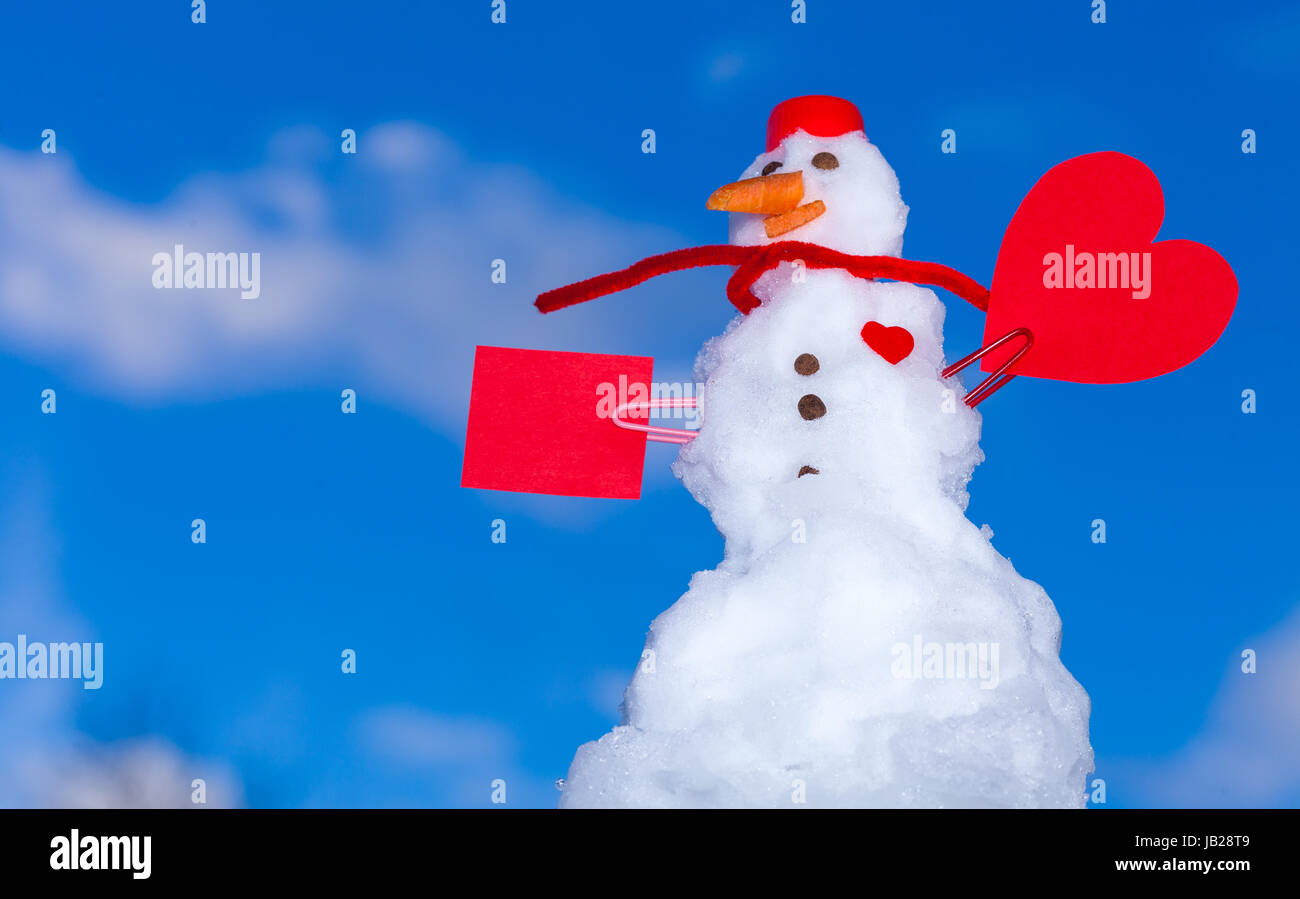 Little happy christmas snowman in red scarf and with clip heart love symbol  valentine paper card text message outdoor. Winter season seasonal specific  valentine's day. Blue sky background Stock Photo - Alamy