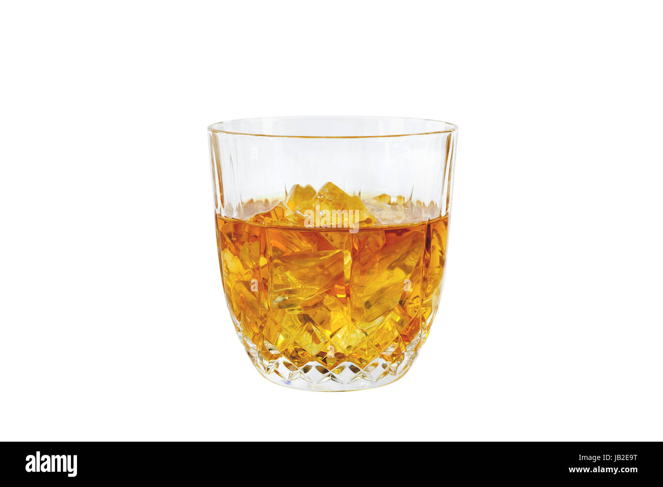 Whisky mit Eiswürfel isoliert vor weißen Hintergrund und Beschneidungpfad Stock Photo