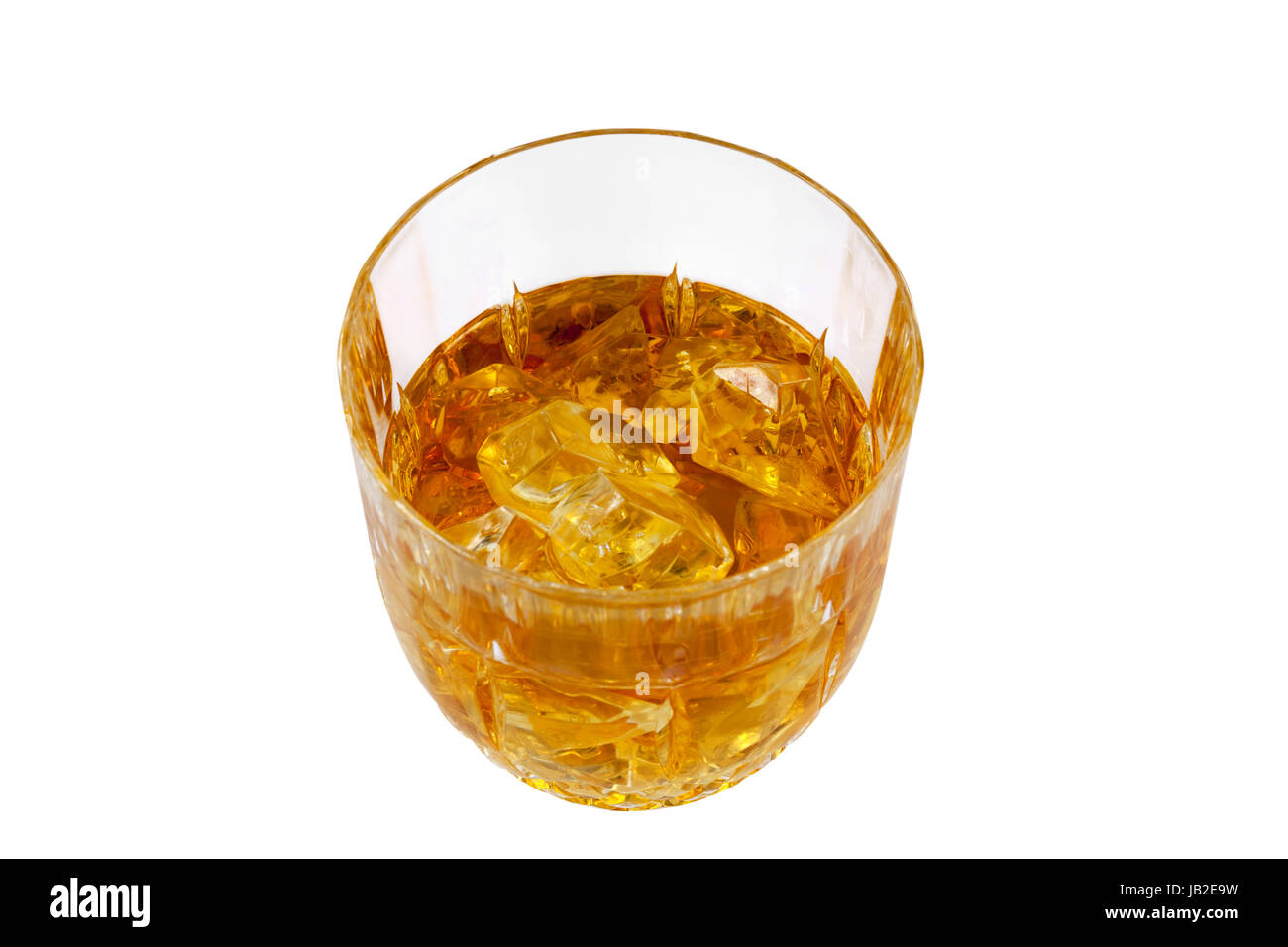 Whisky mit Eiswürfel isoliert vor weißen Hintergrund und Beschneidungpfad Stock Photo