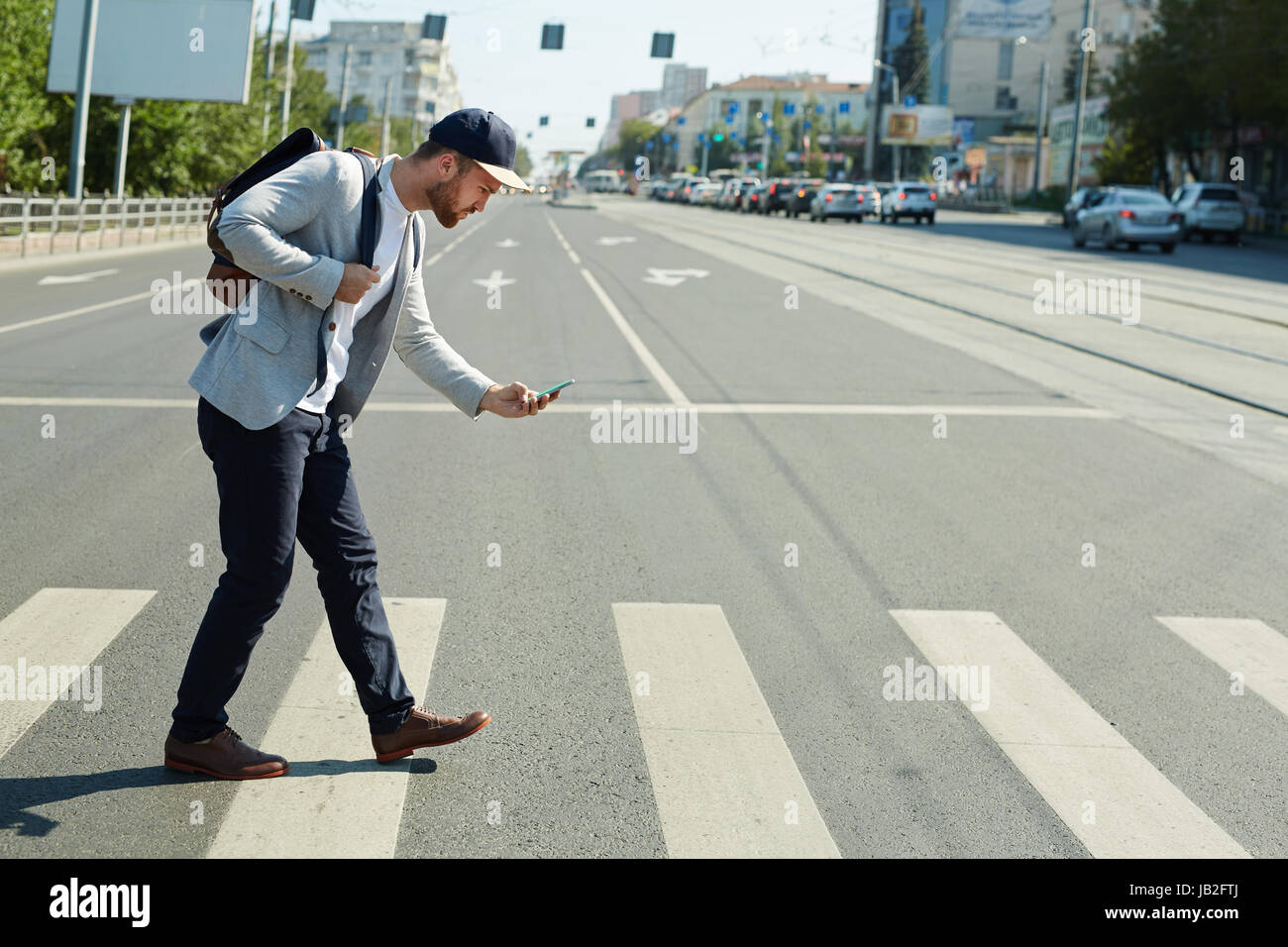Read while walking. Стоковые фото прогулка. Man walk street. Street sense игра. Чтение летом.