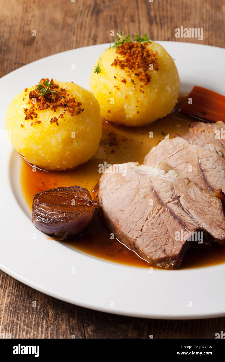 Bayerischer Schweinebraten und Kartoffelknödel Stock Photo - Alamy