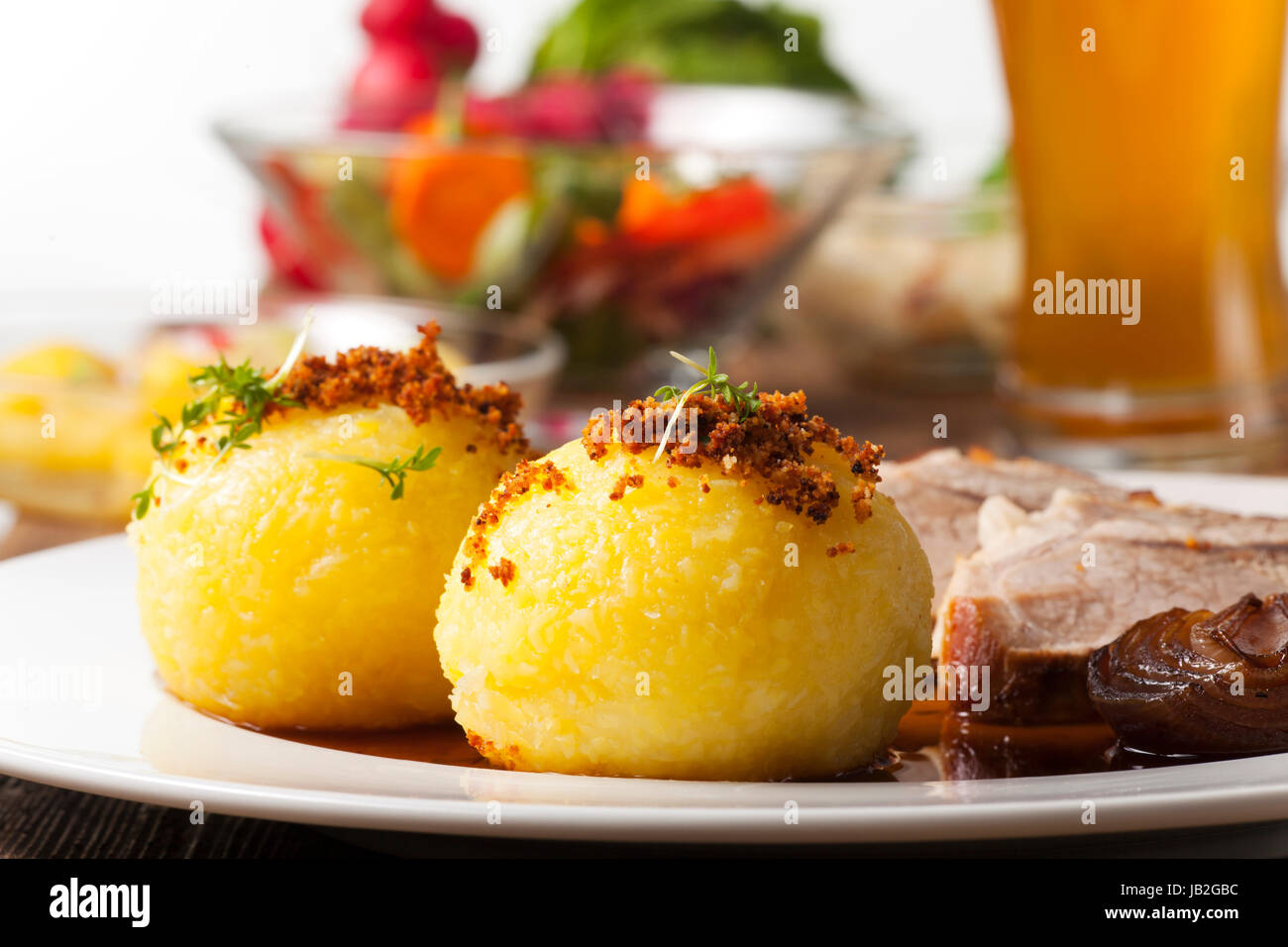 Kartoffelknödel und Bayerischer Schweinebraten Stock Photo - Alamy