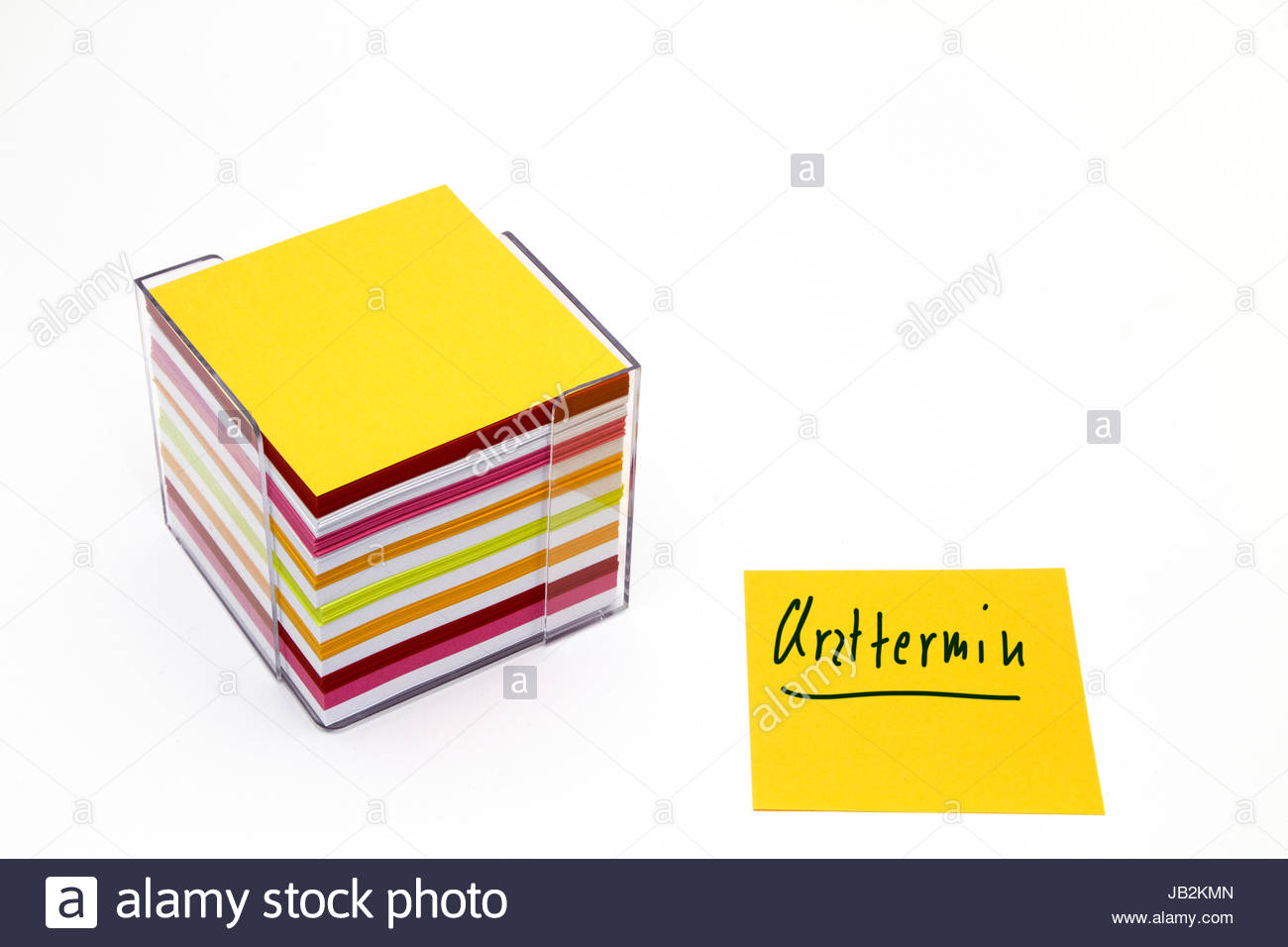 Notitzklotz mit vielen unterschiedlich bunten Merkzetteln Stock Photo