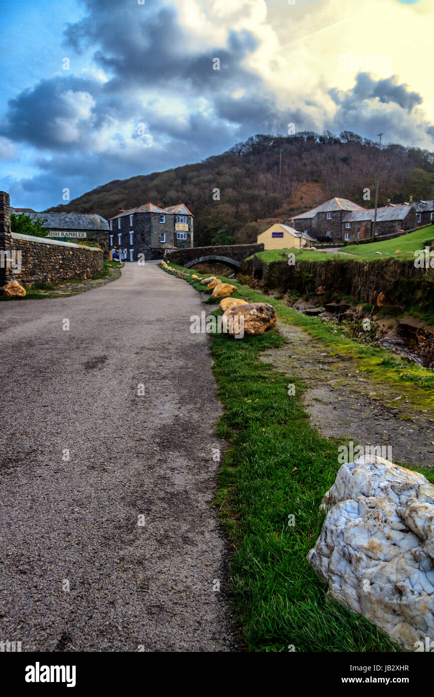 Boscastle, Cornwall, UK. The Riverside Hotel and a lane bounded by natural rocks, leading alongside the River Valency to Boscastle Harbour Stock Photo