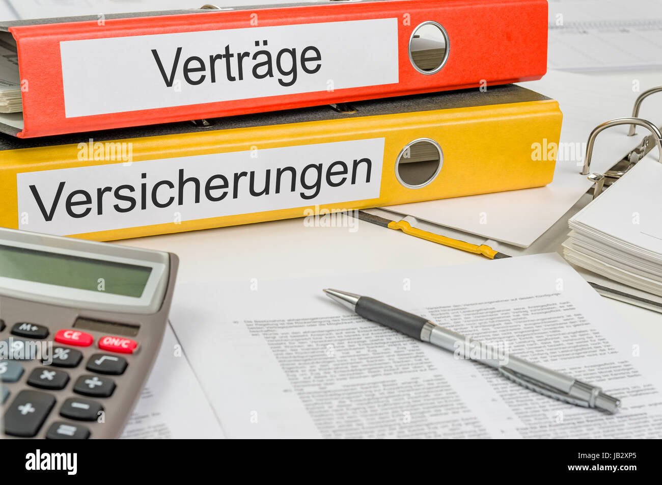 Aktenordner mit der Beschriftung Verträge und Versicherungen Stock Photo