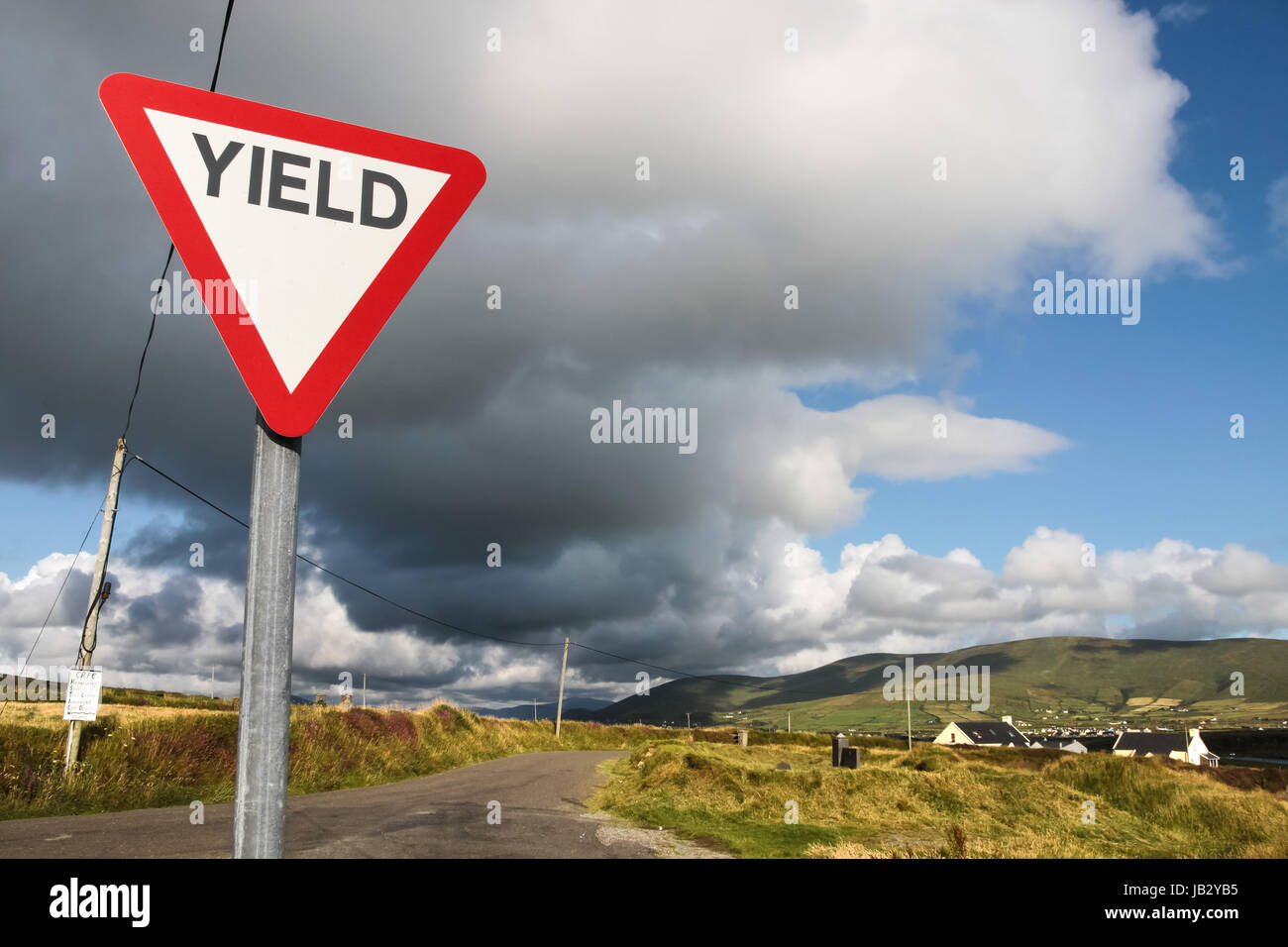 Schild Vorfahrt Achten Mit Dunklen Wolken In Irland Stock Photo Alamy