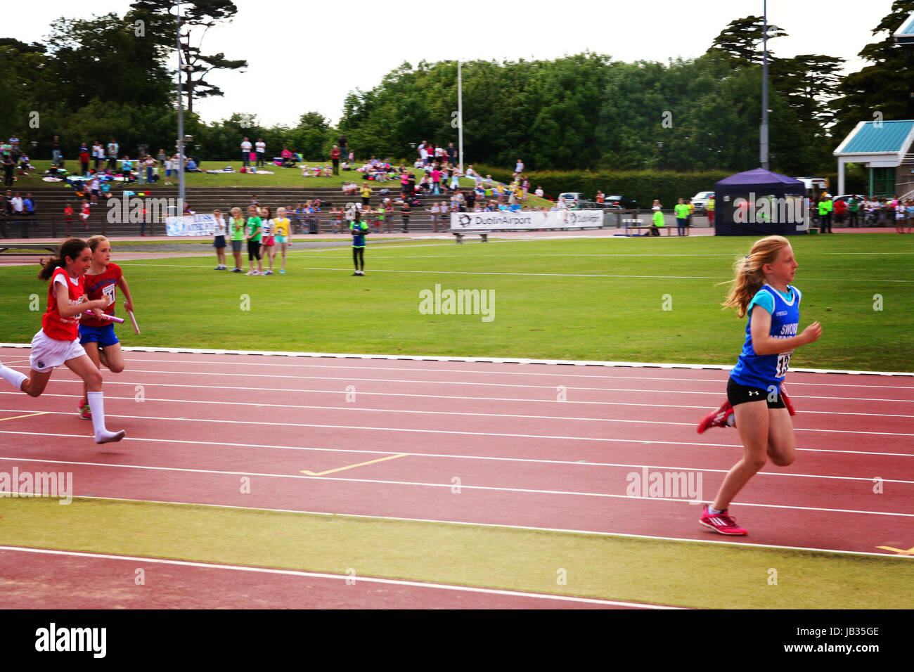 Kids running on track hi-res stock photography and images - Alamy