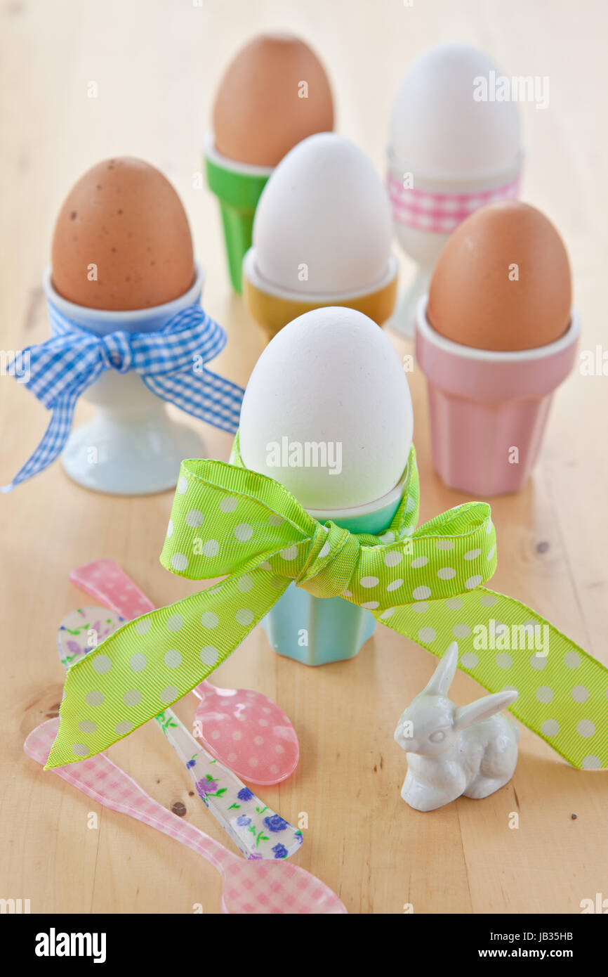 Gekochte Eier in bunten Eierbechern zu Ostern Stock Photo