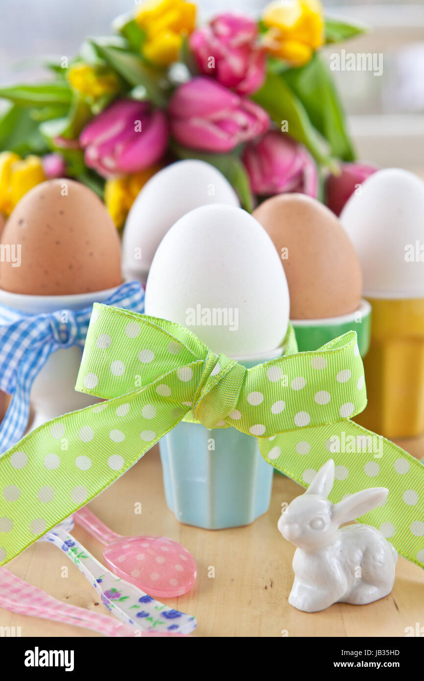 Gekochte Eier in bunten Eierbechern zu Ostern Stock Photo