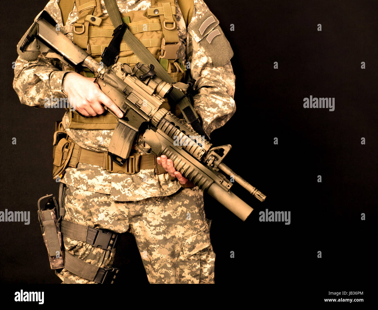 US soldier holding his assault rifle Stock Photo - Alamy