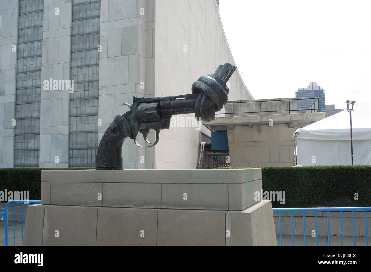 Statue eines Colt Python Revolvers (einer zivilen Waffe), dessen Lauf ...