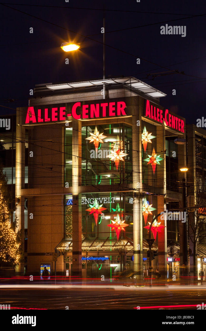 weihnachtlich geschmücktes Allee Center in Magdeburg Stock Photo