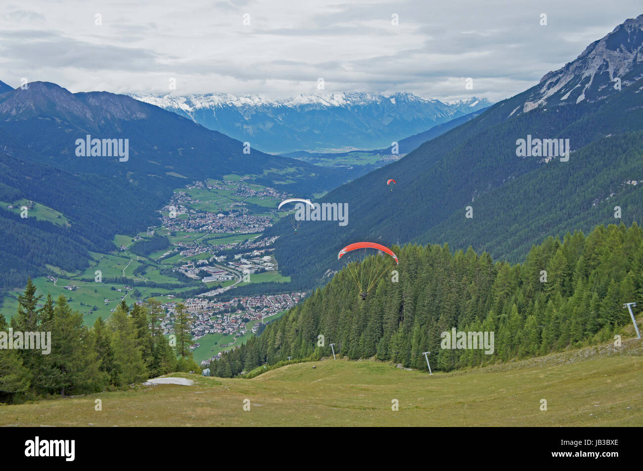 Blick auf das Stubaital in Tirol, Oesterreich; Paragleiter, hohe Berge ...
