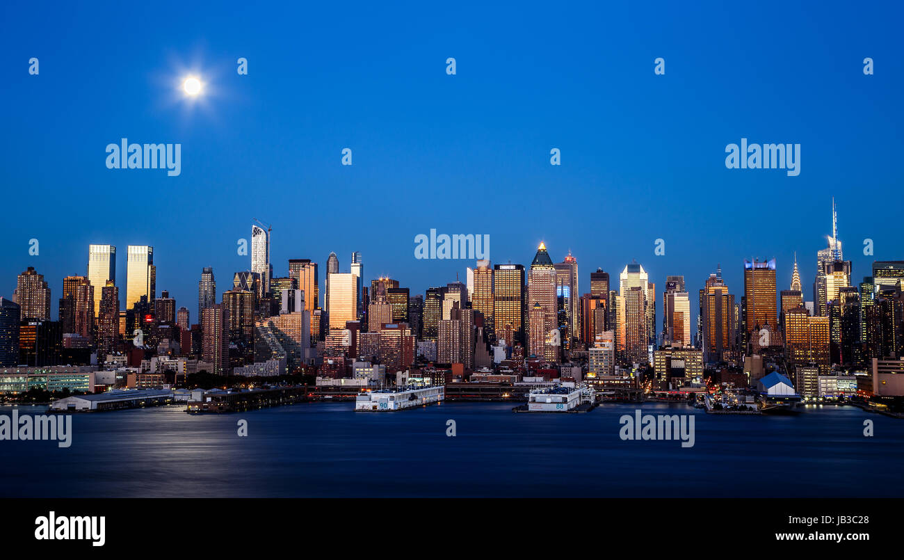 View of Manhattan skyline at twilight from Boulevard East, NJ Stock