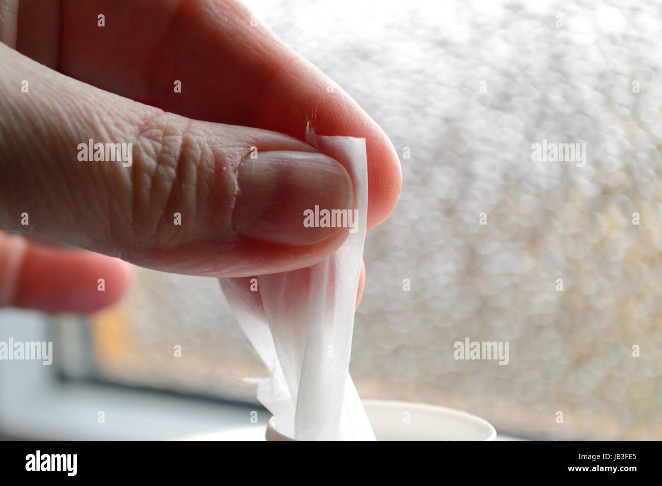 Person nimmt zur Reinigung und Desinfektion aus Spender Tuch - Nahaufnahme Stock Photo