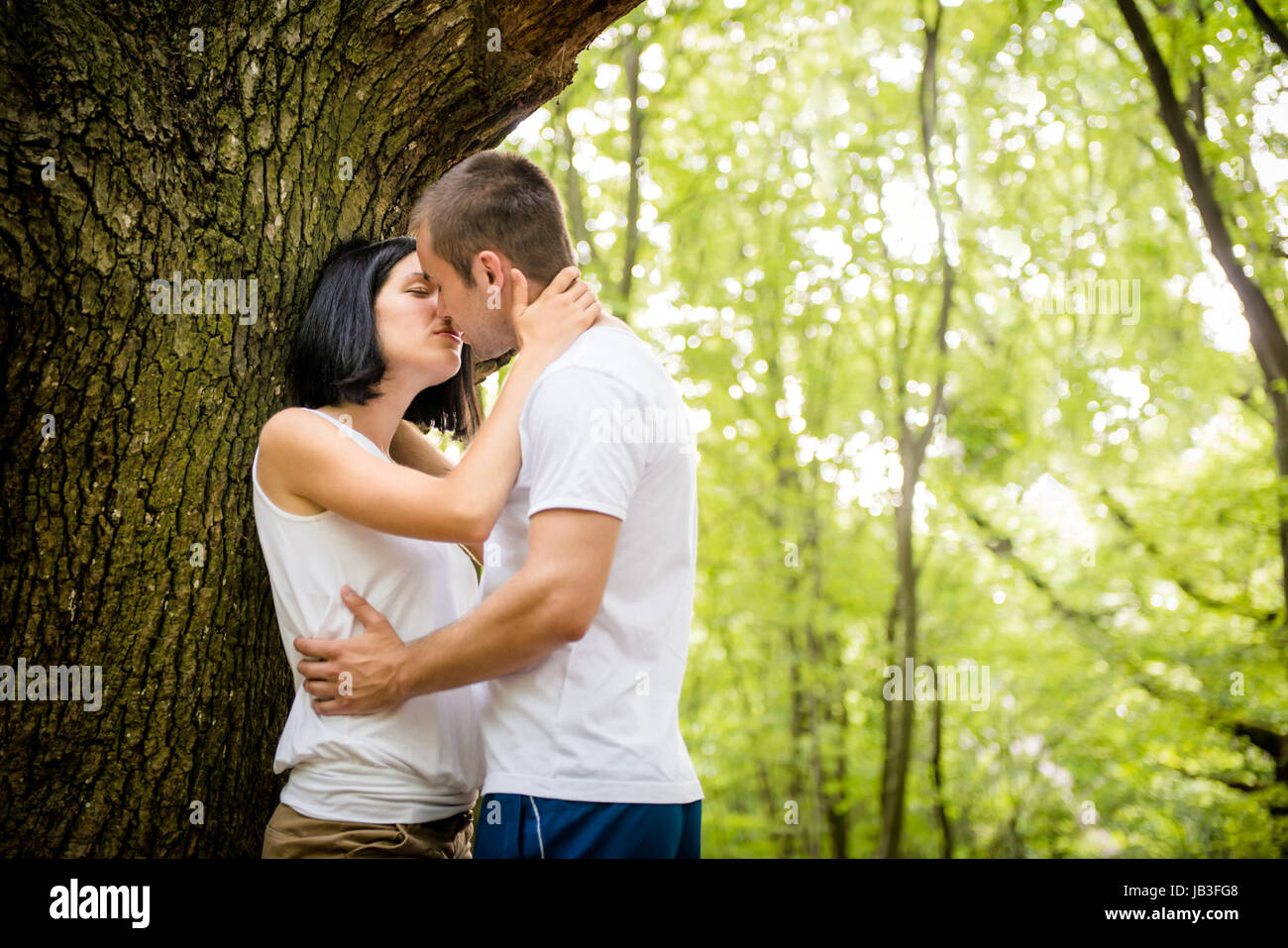 Половые контакты у мужчин. Поцелуй пары в лесу. Влюбленные в лесу. Целуются в лесу. Поцелуй у дерева.