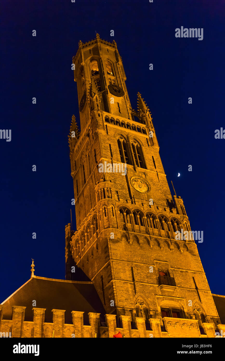 Der Belfried in Bruegge vor Nachthimmel Stock Photo
