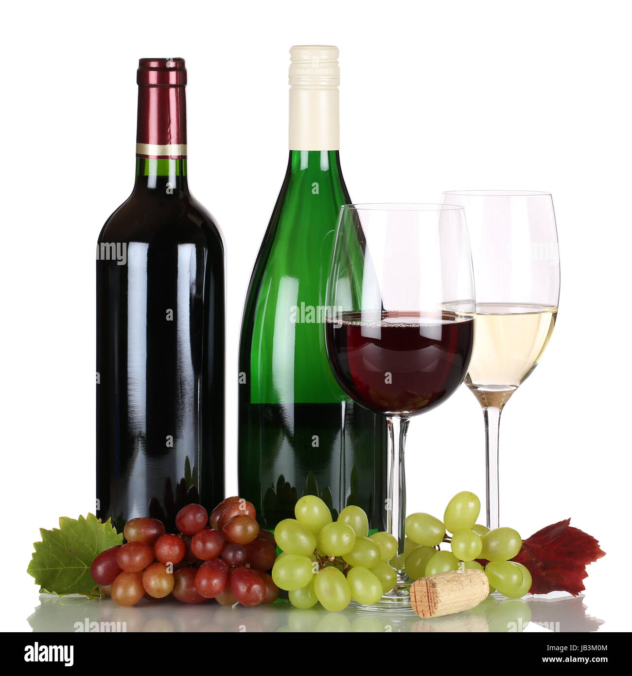 Rotwein und Weißwein in Weinflaschen, freigestellt vor einem weissen Hintergrund Stock Photo