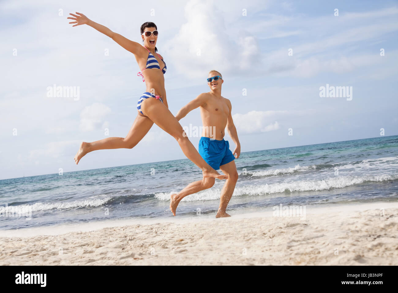 junges glückliches verliebtes paar hat spaß im sommer am strand Stock Photo