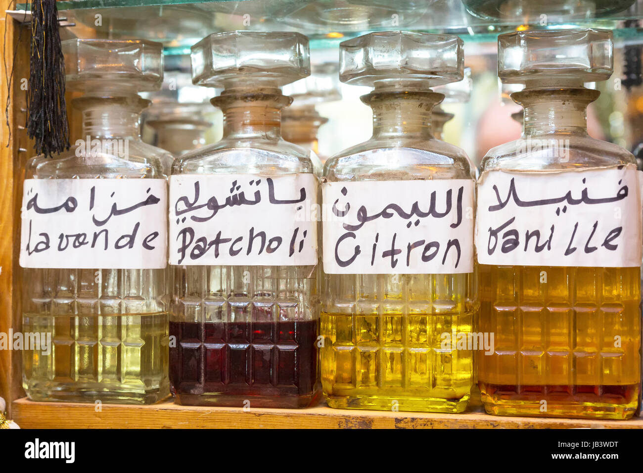 Parfüm in Glasflachen auf einem Markt in Marokko Stock Photo